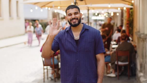 Бородатий Індійський Чоловік Посміхається Дружньо Камеру Махаючи Руками Жестикулюючи Запрошення — стокове відео