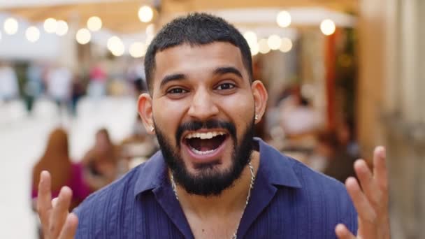 Mijn God Wow Baard Indiaanse Man Kijkt Verrast Camera Met — Stockvideo