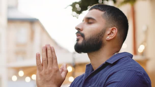 Portret Brodatego Człowieka Religijnego Modlącego Się Zamkniętymi Oczami Boga Proszącego — Wideo stockowe