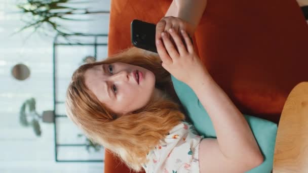 Ευτυχισμένη Γυναίκα Χρησιμοποιούν Κινητό Smartphone Πληκτρολογώντας Περιήγηση Wow Ναι Ανακάλυψε — Αρχείο Βίντεο