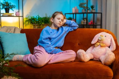 Evde üzgün, yalnız, kızıl saçlı bir kız çocuğu hayat endişeleri hakkında düşüncelere dalmış ya da sınav sınavında başarısız olmuş, adil olmayan bir durumdan muzdarip. Gençlik sorunu, ayrılık, depresyon, sinir patlaması.