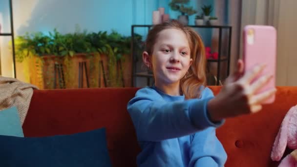 Νεαρό Χαρούμενο Παιδί Κορίτσι Blogger Λήψη Selfie Στο Smartphone Επικοινωνώντας — Αρχείο Βίντεο