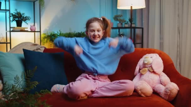 Šťastné Dítě Dívka Křičí Slaví Úspěch Vítězství Cíl Dosažení Dobré — Stock video