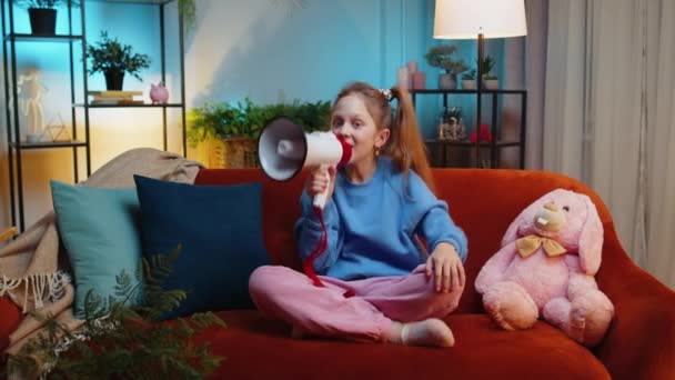 Ятнадцять Дівчат Розмовляють Мегафоном Проголошуючи Новини Голосно Оголошуючи Рекламу Попереджаючи — стокове відео