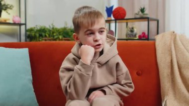 Evde üzgün, yalnız bir genç çocuk var. Hayat endişelerini düşünüyor ya da sınav sınavlarında başarısız oluyor. Haksız bir durumdan muzdarip. Gençlik sorunu, ayrılık, depresyon, sinir patlaması.