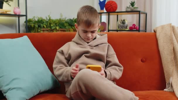 Chlapec Používat Smartphone Hrát Hru Ztrácí Stává Překvapen Náhlých Loterijních — Stock video