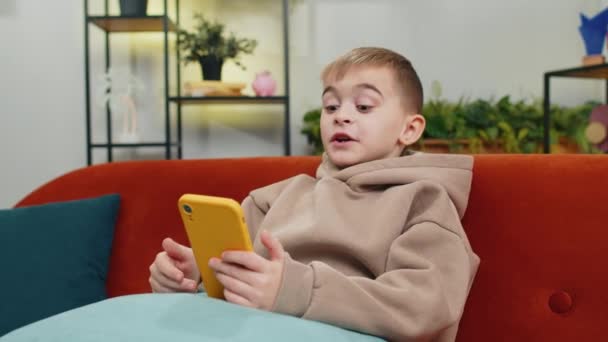 Anak Yang Bahagia Menggunakan Ponsel Pintar Mengetik Bermain Browsing Menemukan — Stok Video
