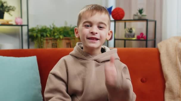 Przykład Szczęśliwy Młody Chłopiec Rasy Kaukaskiej Patrząc Aprobatą Aparat Pokazujący — Wideo stockowe