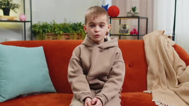 Proč Malý Chlapeček Zvedá Rozhořčeně Ruce Ptá Proč Neuspěl Čímž — Stock video