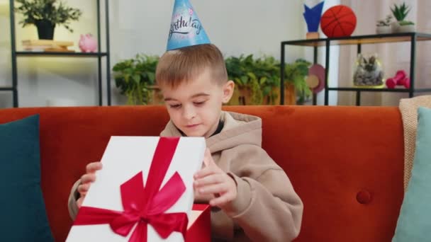 Feliz Niño Preadolescente Lleva Sombrero Cumpleaños Festivo Sombrero Celebrar Caja — Vídeos de Stock