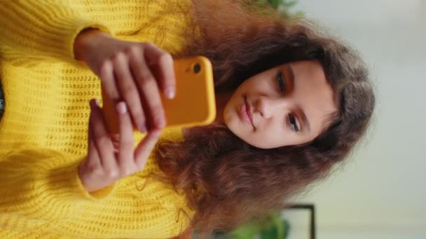 Jonge Tiener Meisje Sms Berichten Delen Inhoud Smartphone Social Media — Stockvideo