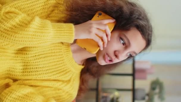Telefon Dobre Wieści Plotki Szczęśliwy Zaskoczony Lat Dziewczynka Przyjemnej Rozmowie — Wideo stockowe