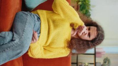 Hoşlanmamak. Mutsuz kız çocuğu işaret dilini gösteriyor, hoşnutsuzluğunu dile getiriyor, hoşnutsuzluğunu dile getiriyor, ev içinde tatminsiz kötü işler yapıyor. Odada 14-15 yaşlarında bir çocuk var. Dikey