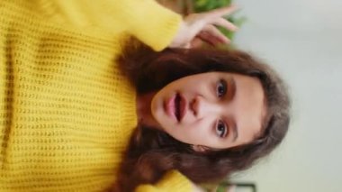 Aman Tanrım, vay canına. Kafkasyalı şaşkın liseli kız kameraya büyük gözlerle bakıyor, ani zaferle şok olmuş, iyi haber kutlaması. Oturma odasındaki kanepede oturan heyecanlı çocuk. Dikey