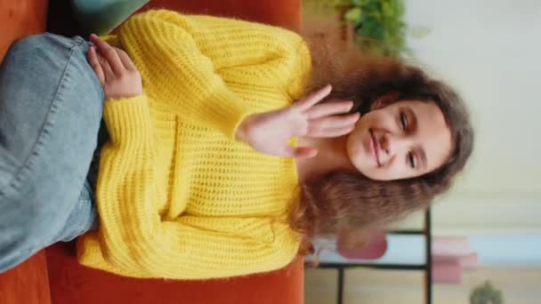 Молода Дівчинка Посміхається Дружньо Камеру Махає Руками Жестикулюючи Привіт Привіт — стокове відео