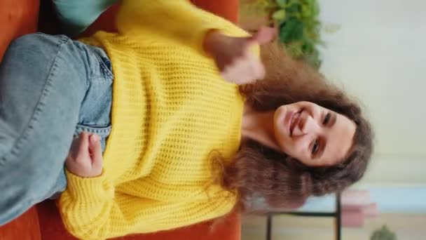 Seperti Anak Perempuan Kaukasia Muda Yang Bahagia Terlihat Menyetujui Kamera — Stok Video