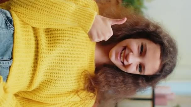 Îmi Place Fată Tânără Fericită Care Uită Aprobat Aparatul Foto — Videoclip de stoc