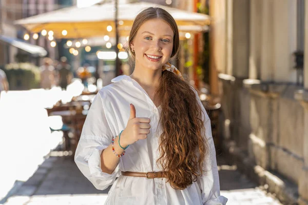 Såsom Glad Rødhåret Teenager Pige Ser Positivt Kameraet Viser Tommelfingre Stock-billede