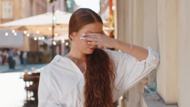 Üzgün, mutsuz, kızıl saçlı genç kız hayat endişelerini düşünüyor ve haksız bir durumdan muzdarip. Sorun, kötü hissetme, tükenmiş keder. Hüsrana uğramış yalnız bir genç kadın şehir caddesinde dikiliyor.