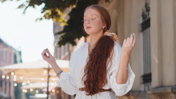 Sakin Sakin Genç Kız Meditasyon Yapıyor Derin Derin Nefes Alıyor — Stok video