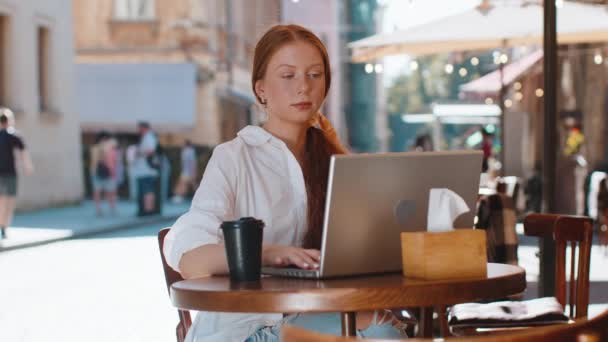 Rudowłosa Dziewczynka Zakończyć Pracę Online Odległej Pracy Edukacja Ścisłego Laptopa — Wideo stockowe