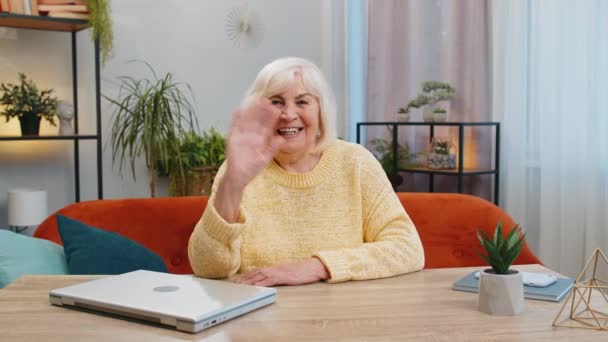 Bom Dia Mulher Sênior Sorrindo Amigável Câmera Acenando Mãos Gesticulando — Vídeo de Stock