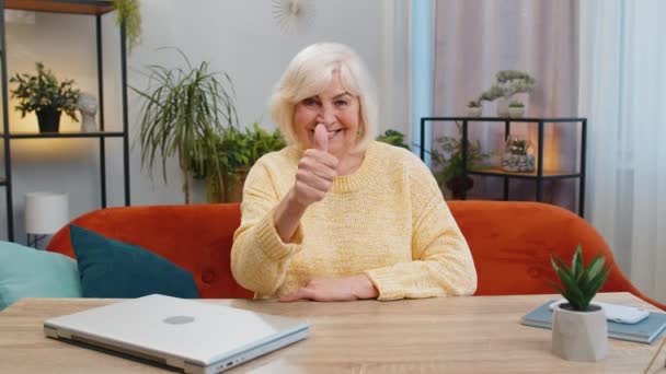 Jako Šťastná Vzrušená Starší Žena Která Pochvalně Dívá Kamerovou Show — Stock video