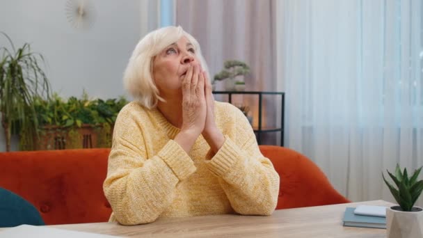 Господи Помоги Беспокойная Пожилая Женщина Искренне Молящаяся Хит Сложенными Руками — стоковое видео