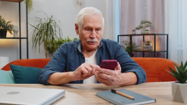 Happy Senior Muž Použít Mobilní Smartphone Psaní Procházení Slaví Úspěch — Stock video