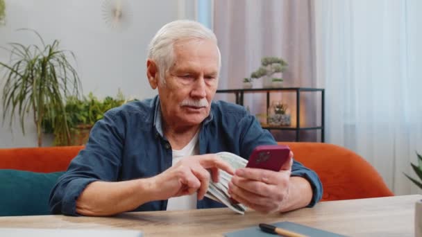 Plánování Rodinného Rozpočtu Usmívající Starší Muž Počítající Peníze Hotovosti Používají — Stock video