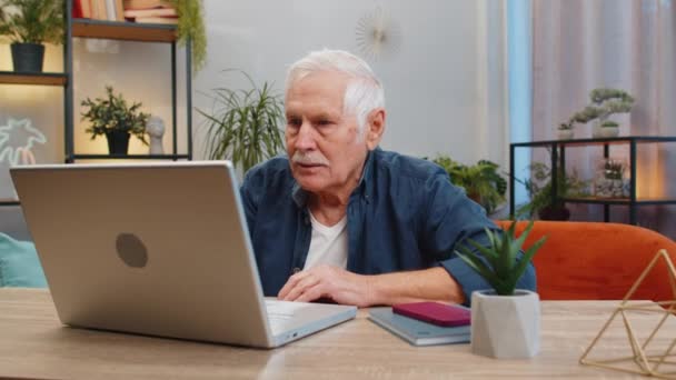 Homem Sênior Feliz Casa Sofá Com Laptop Grito Deleite Levantar — Vídeo de Stock