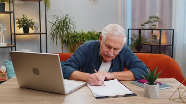 Starší Muž Volné Noze Pracovat Dokumenty Čtení Informací Obchodní Papíry — Stock video