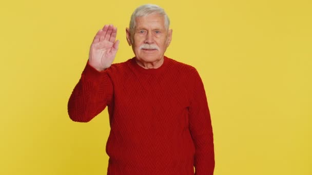 Viejo Hombre Mayor Sonriendo Amigable Cámara Saludando Con Las Manos — Vídeos de Stock