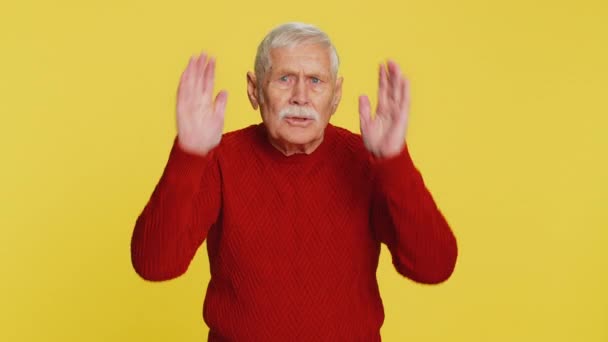 Quiero Oír Escuchar Frustrado Molesto Irritado Anciano Mayor Cubriendo Oídos — Vídeo de stock