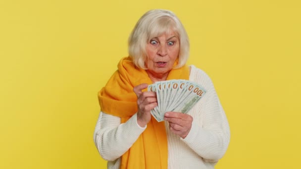 Πλούσια Ευτυχισμένη Ηλικιωμένη Γυναίκα Που Κουνά Χαρτονομίσματα Δολάρια Όπως Ανεμιστήρα — Αρχείο Βίντεο