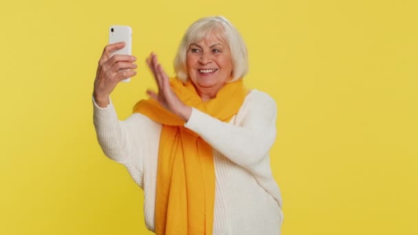 Happy Senior Old Woman Blogger Influencer Taking Portrait Selfie Smartphone — Vídeo de Stock