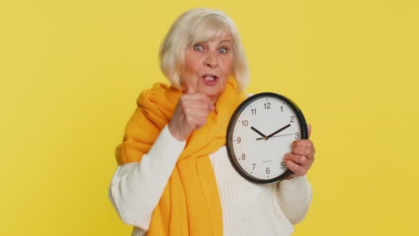 Hora Date Prisa Anciana Mayor Mostrando Tiempo Reloj Oficina Pared — Vídeo de stock