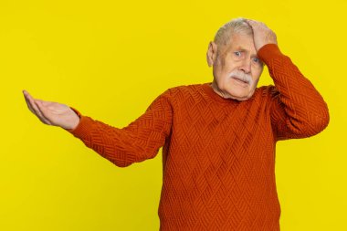 Hüzünlü yaşlı adam umutsuzluk, yalnızlık, sinir krizi, mağlubiyet piyango sonuçlarına şaşırmak, kötü talih, şanssız haberler. Yetişkin büyükbaba sarı arka planda izole edilmiş.