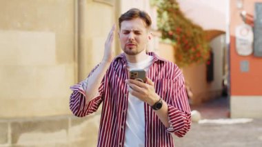 Sakallı esmer adam akıllı telefon daktilo kullanıyor. Ani piyango sonuçlarını kaybediyor. Kötü haber, servet kaybı, başarısızlık. Şehir caddesinde yürüyen genç bir adam. Kasaba yaşam tarzları