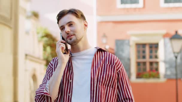 Szakállas Felnőtt Férfi Turista Távbeszélő Kommunikálni Okostelefonnal Barátjával Telefonon Beszél — Stock videók