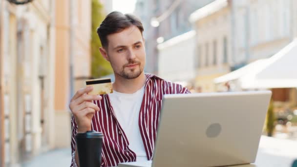 Homem Usando Computador Portátil Cartão Banco Crédito Transferir Dinheiro Compras — Vídeo de Stock