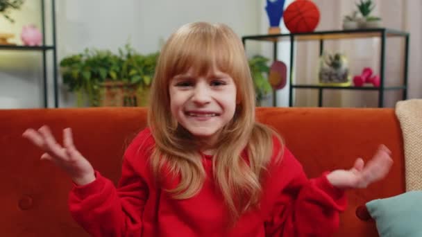 Quê Por Quê Jovem Criança Menina Levantando Mãos Expressão Indignada — Vídeo de Stock