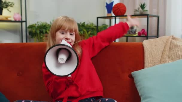 Preteen Child Girl Talking Megaphon Proklamieren Nachrichten Laut Verkünden Werbung — Stockvideo
