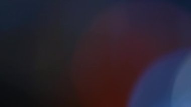 Işık sızıntısı 4K görüntüsü. Lens parlaklığı bokeh örtüleri, yanan alev arka planı. Görüntülerinizi birleştirmek, videoyu biçimlendirmek, dönüşümleri sağlamak için. Odaklanmış lamba flaş ışını etkisi. Işık titreşimleri ve ışıltı