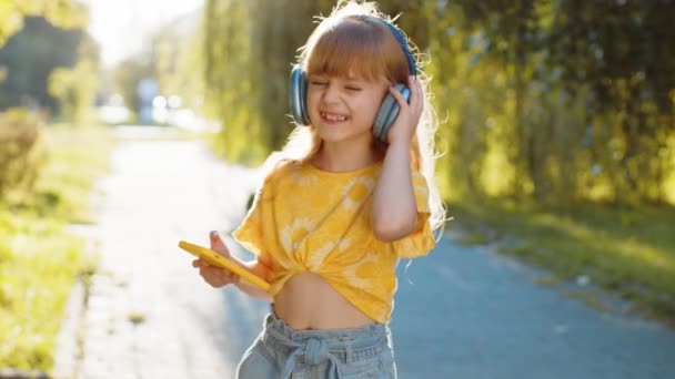 Gelukkig Dolblij Tiener Kind Draadloze Koptelefoon Kiezen Luisteren Favoriete Energieke — Stockvideo