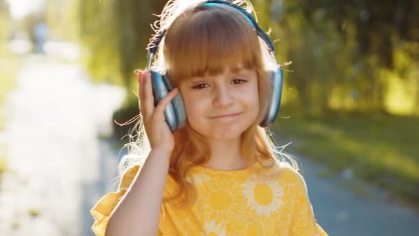 Feliz Criança Pré Adolescente Muito Feliz Fones Ouvido Sem Fio — Vídeo de Stock