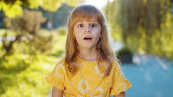 Aman Tanrım Vay Canına Ergen Çocuk Kameraya Şaşkın Şaşkın Bakıyor — Stok video