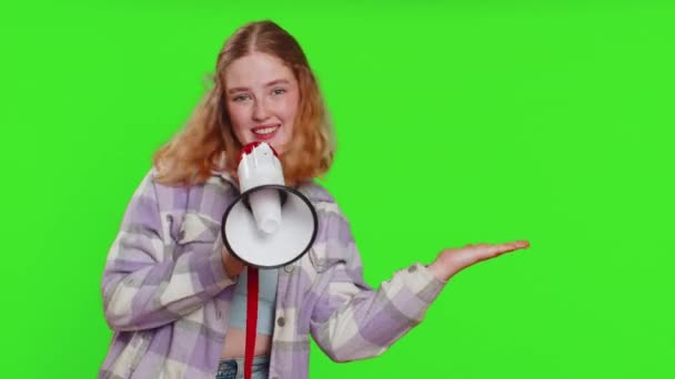 メガフォンと話す幸せな白人女性 ニュースを宣言 大声で広告割引販売を発表 スピーカーを使用してスピーカーを叫ぶ 緑色のクロマのキーバックで隔離された赤毛の少女 — ストック動画