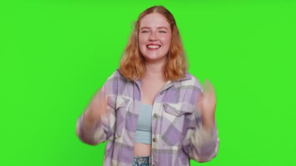 Χαρούμενη Νεαρή Καυκάσια Γυναίκα Που Δείχνει Κίνηση Ροκ Ρολ Χέρια — Αρχείο Βίντεο