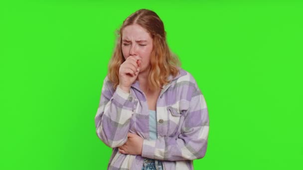 不健康な若い白人女性は 手で口を覆う季節性インフルエンザ症状を咳 アレルギー 発熱またはウイルス感染を感じます 緑色のクロマのキーバックで隔離された不気味な少女 — ストック動画